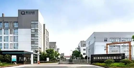 日本曾凭90%的市占率放狠话要拿捏中国芯片产业，结果2026年鼎龙股份不仅300