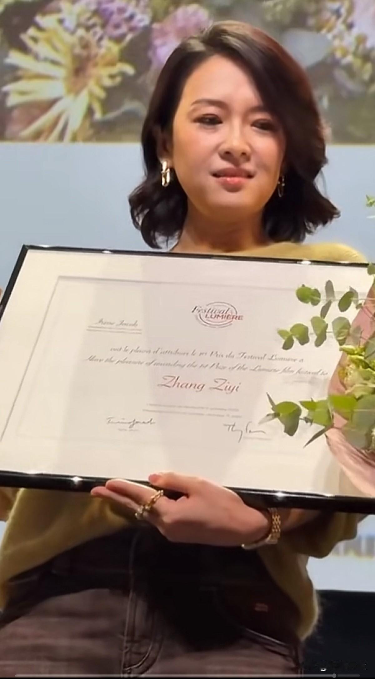 47岁的章子怡，美丽大气，女人味十足！说真的，华人演员能够走到章子怡这样的国