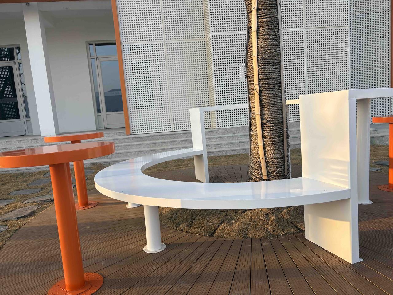 王思聪现在在国外，他现在是不是没钱了？王思聪目前在国外（东京定居、马尔代夫庆