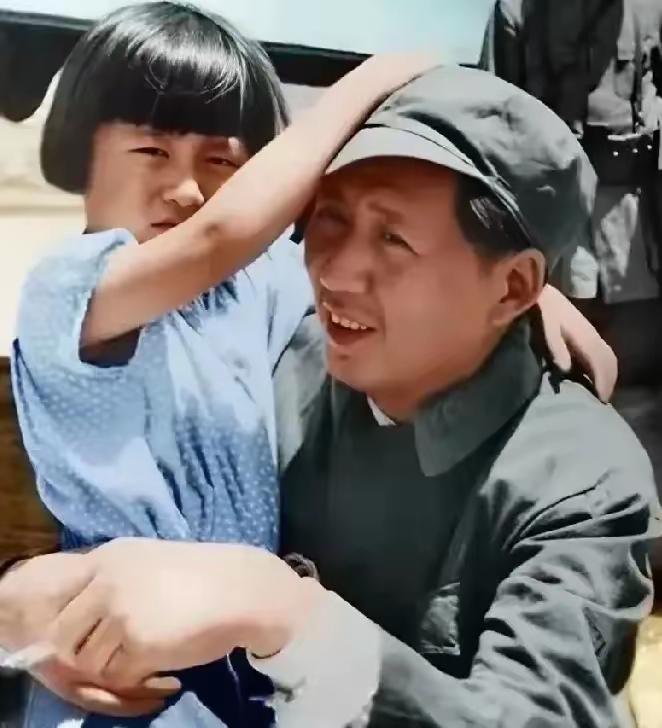 伟人有铮铮铁骨，也有儿女情长。和小女在一起，像母亲一样慈祥…伟人领袖情颂伟人