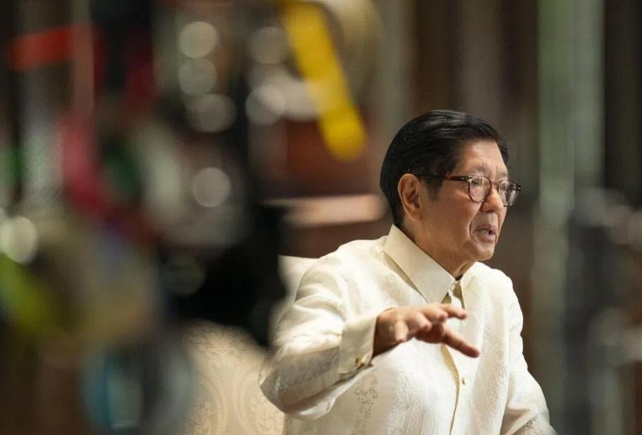 联合早报24日报道：“菲律宾总统小马科斯说，他愿意重启与北京就南海争议海域油气联