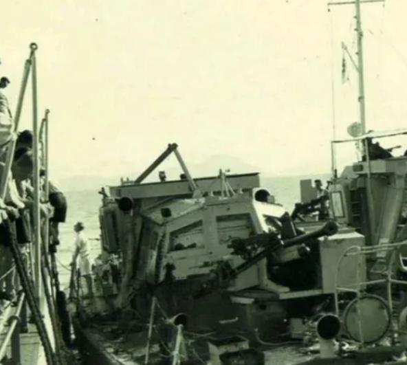1953年9月，一艘中国海军登陆舰正在珠江口训练时，一艘英国海军炮艇突然窜入中国