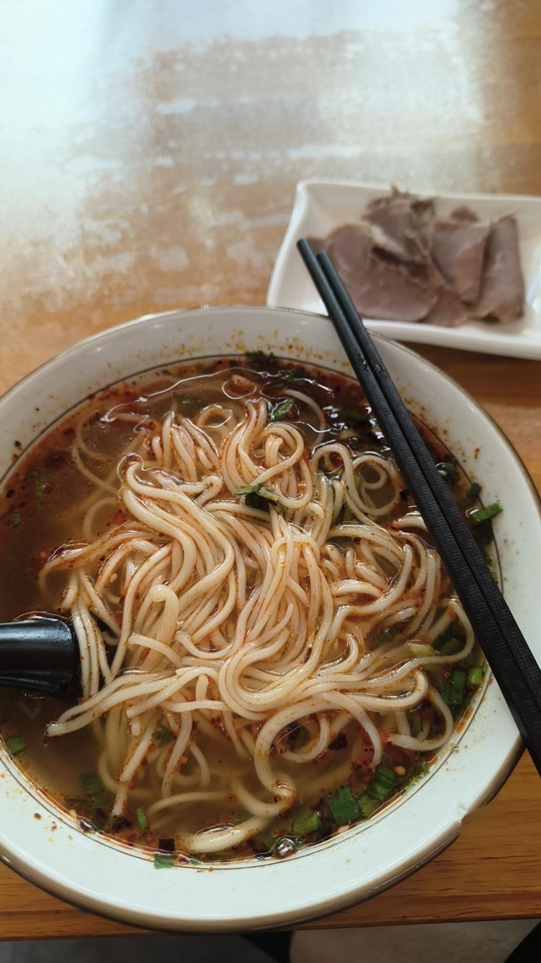 今天中午喝了牛肉面，小碗8元。加了5元牛肉就是这样子。一共13元。山东鲁西南济宁