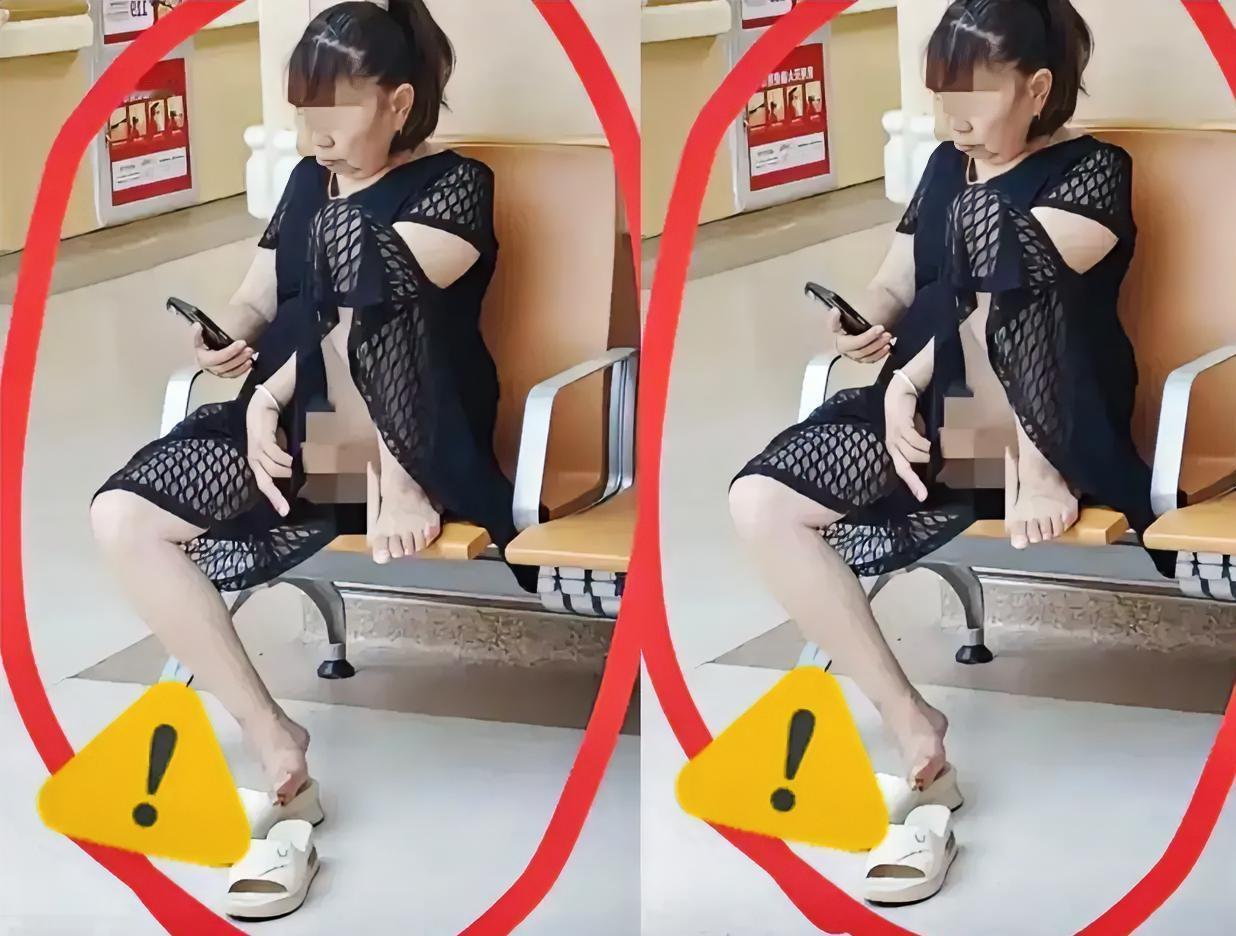 在医院候诊室目睹那一幕，我着实惊住了！穿黑裙的女子竟在公共场所直接把脚搁在公共