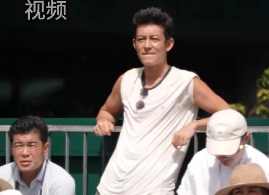 王欣瑜赢了比赛，火的却是陈冠希，不是因为他在傍边鼓掌，而是因为他的颜值状态。法