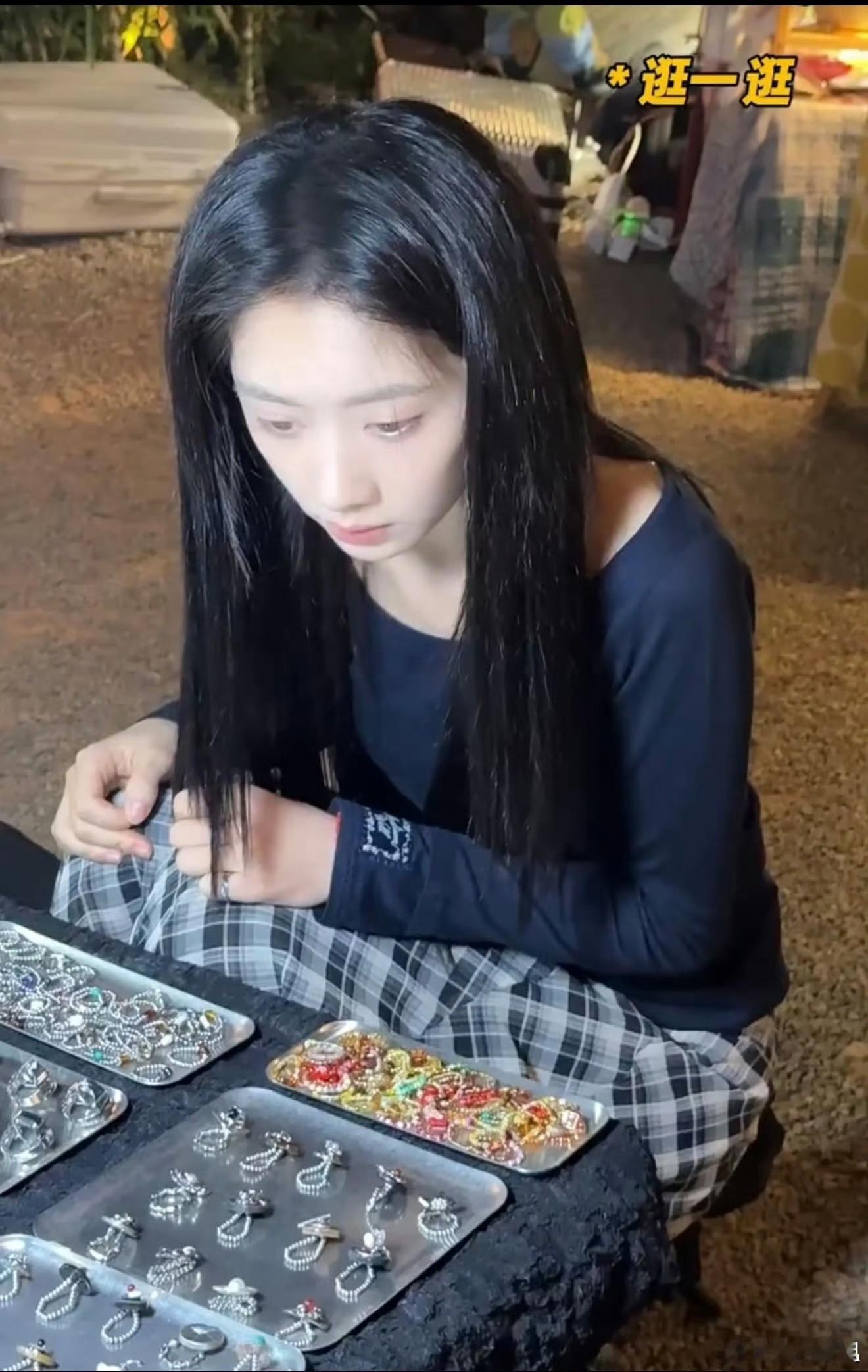 王影璐素颜逛街差点被认出来素颜出镜的她，没有刻意打扮也很好看，逛街出行一点明星架