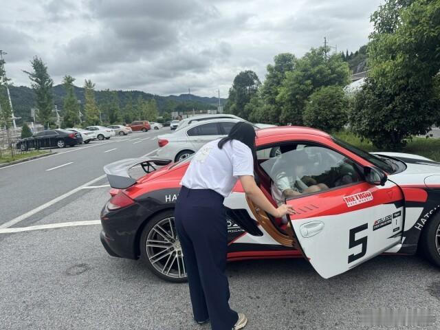 女孩顺风车内暴晒2小时向家人求救保时捷跑顺风车？这就有点魔幻了，我怎么看都觉得