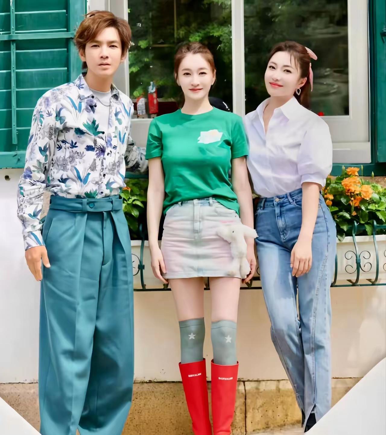 李小冉旁边的女孩是谁？有认识的吗？李小冉不愧是难得一见的美人，五官精致，白得发