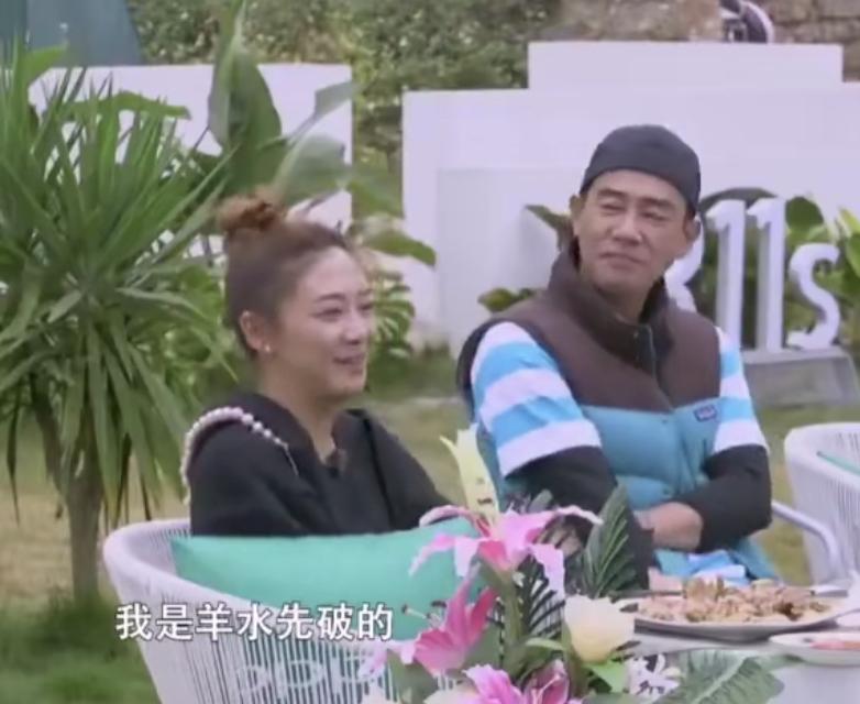 应采儿真的是独立又很有能量的女生。怀孕的时候一个人在家羊水破了，凌晨两三点通知在