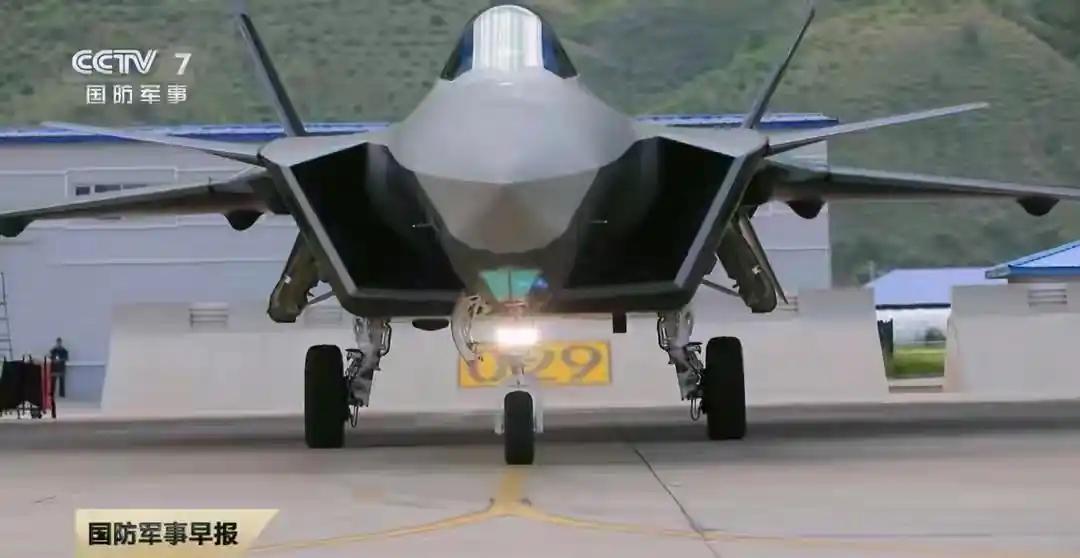歼-20A的超音速鼓包作用可大了，它是个多功能设计，直接让战机战斗力上了新台