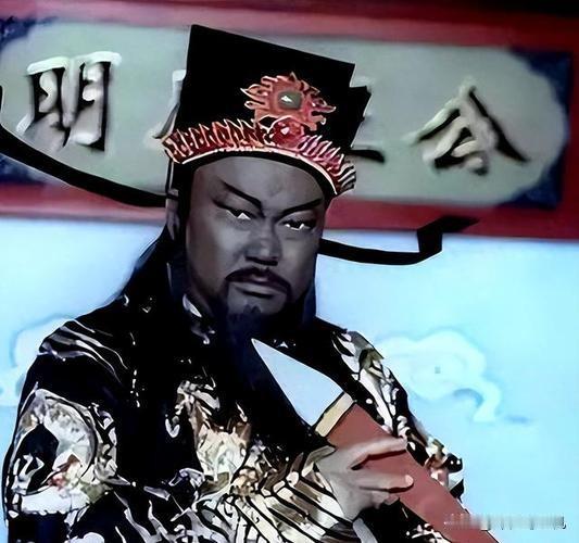 翻烂整部《宋史·包拯传》你会发现：包拯真正断过的案子仅两个！真实的他断案能力并不
