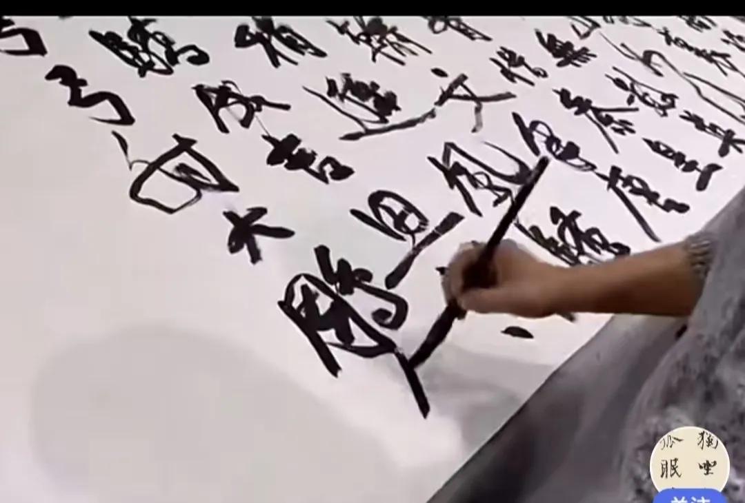 这是某省书法家协会主席正在创作书法作品《沁园春.雪》，现场有不少人鼓掌，同时，也