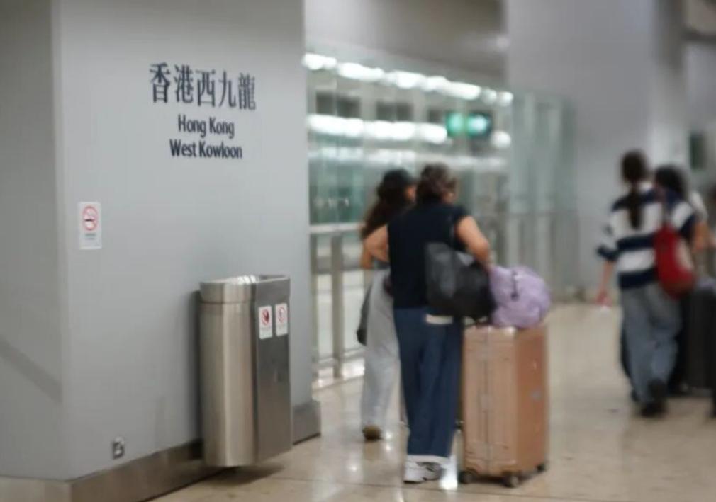 第一次走进香港西九龙站的人，大概率都会抬头愣一下。头顶那片流线型玻璃天幕，由4