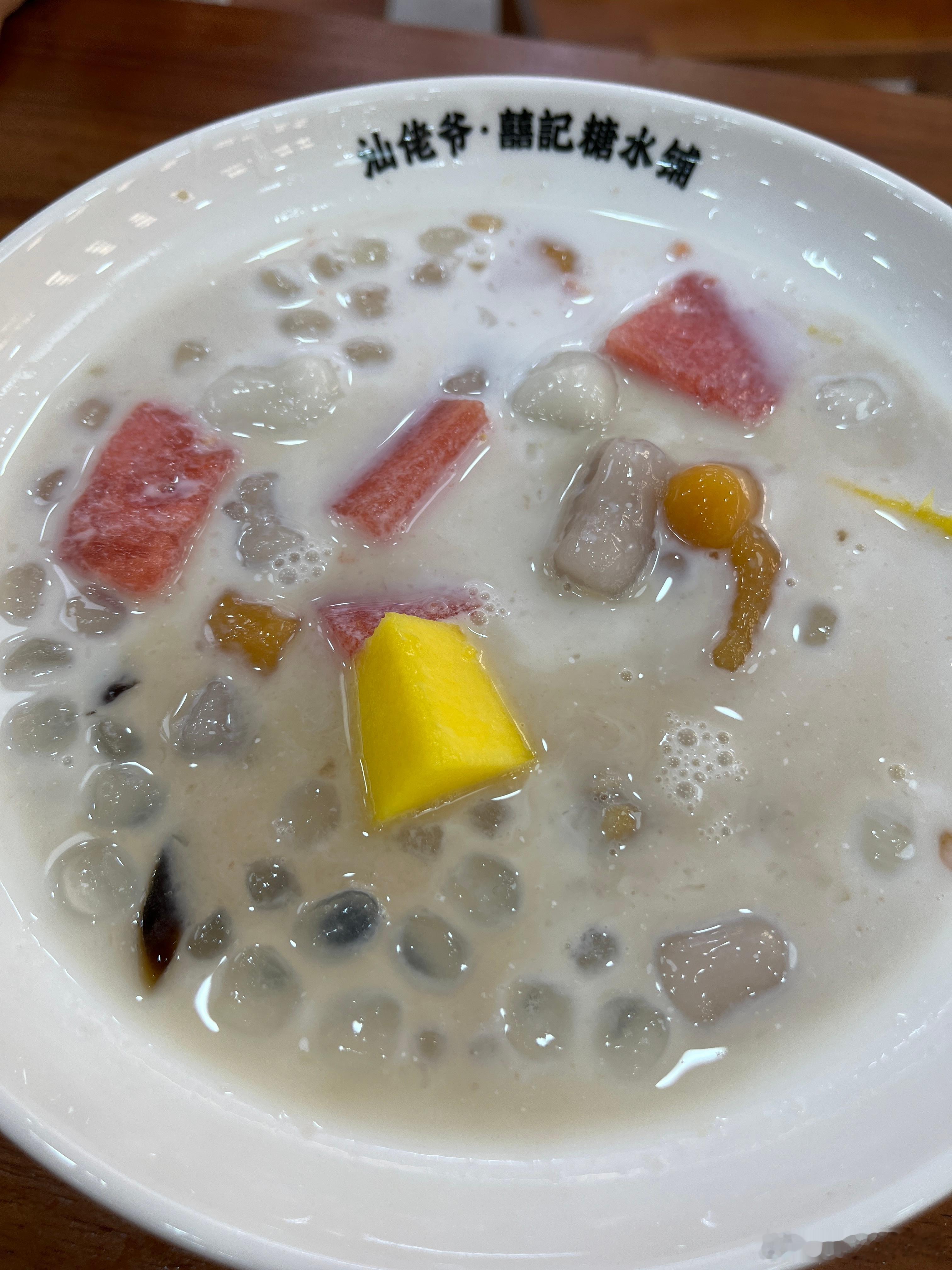 回到家了，在楼下吃点东西，时代发展越来越好，现在在村里，都可以吃到品牌的东西，以