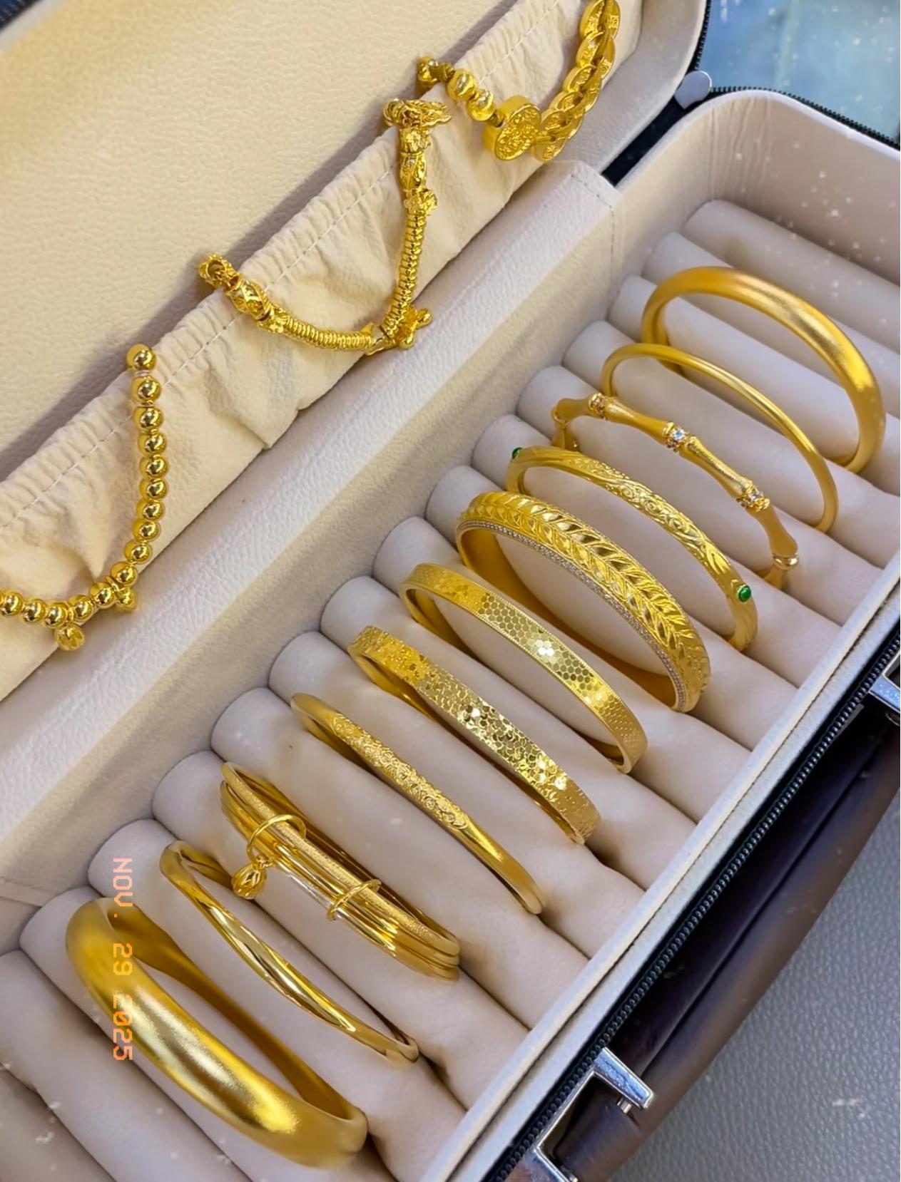 金价这波涨得也太猛了！昨天看还是1311一克，今天一睁眼直接冲到1321，按