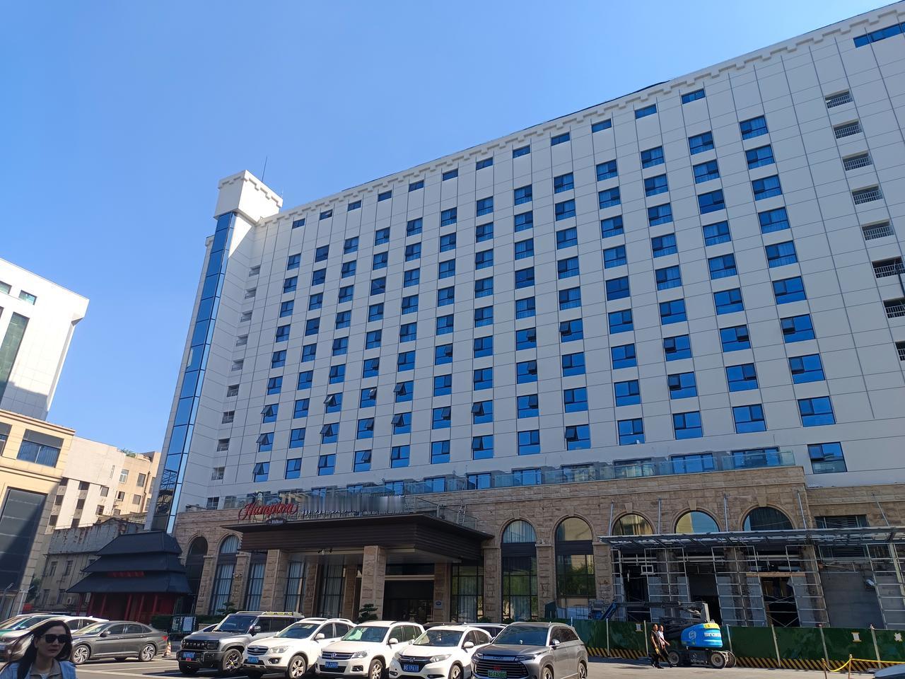 上周路过西安东大街，发现又一家希尔顿欢朋的门店挂出了装修围挡，算下来今年西安已经