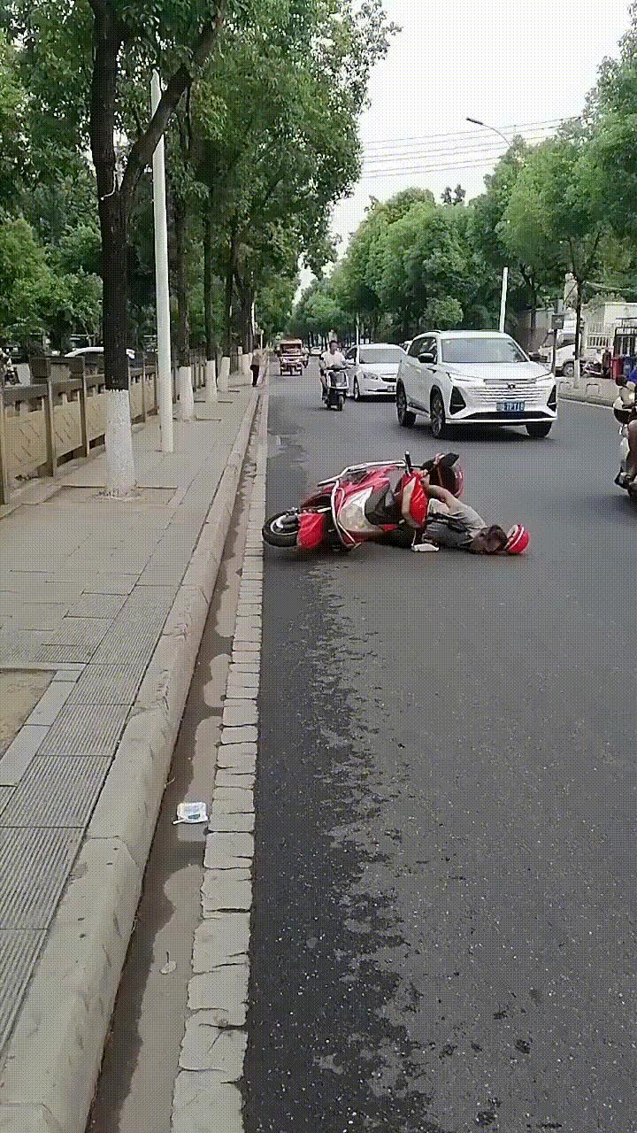 为什么大家都不敢扶呢？