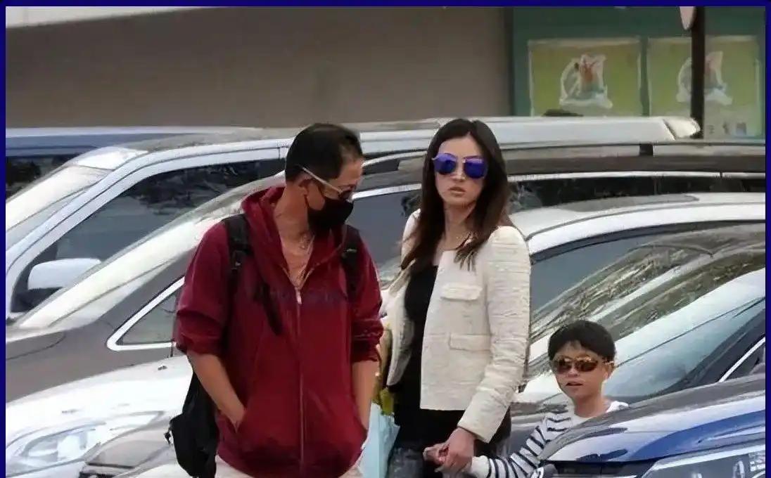 60岁王志文一家三口出门，小10岁老婆美过女星，网友惊呼：他像爷爷一样？