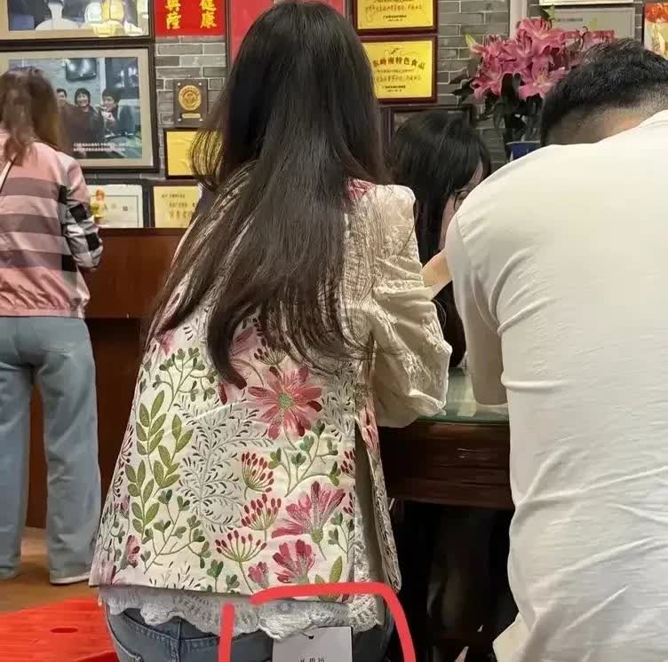 广东东莞，有一名男子在厚街镇一家烧腊店吃饭的时候，看到隔壁桌坐着两女一男在吃饭，