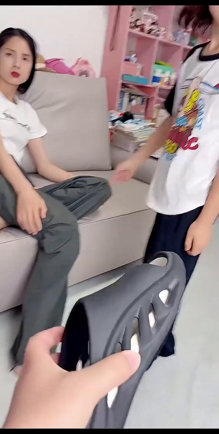 看到没？鸡肉。削它，让它多管闲事。