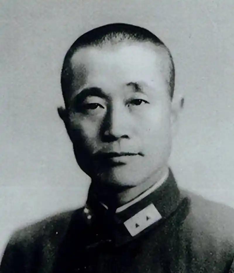 1949年1月11日，被俘的杜聿明被押到一处村庄，我军给他端上了红烧牛肉，马肝烧
