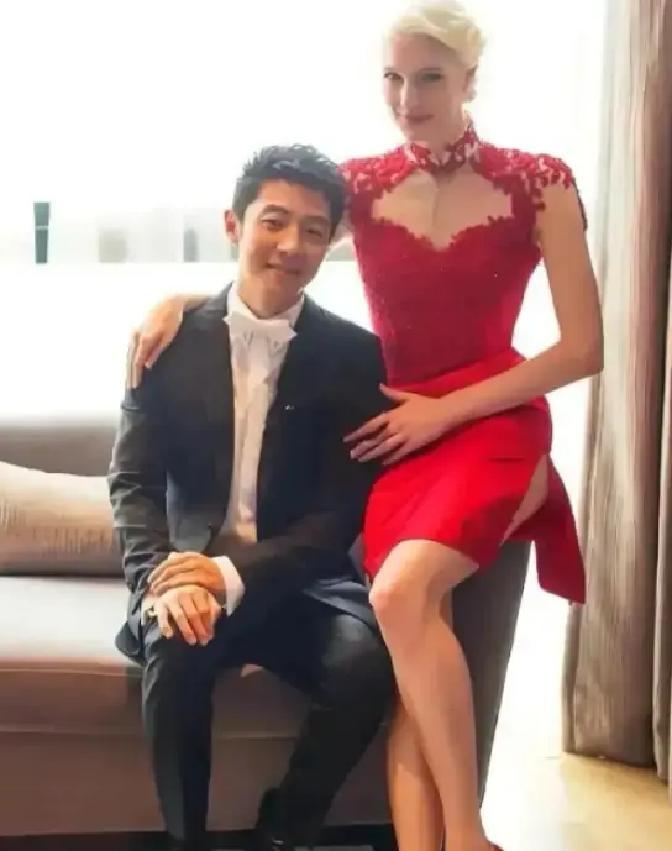 主持人问撒贝宁：“你跟老婆平时用什么语言交流？”撒贝宁说：“我跟她沟通不了，她讲