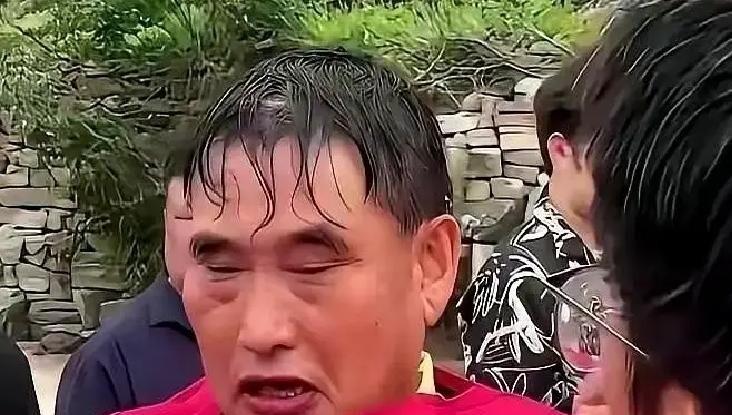 朱之文在湖南演出，35度穿西装，唱的第四首副歌，唱到一半突然停了，鞠躬说实在唱不