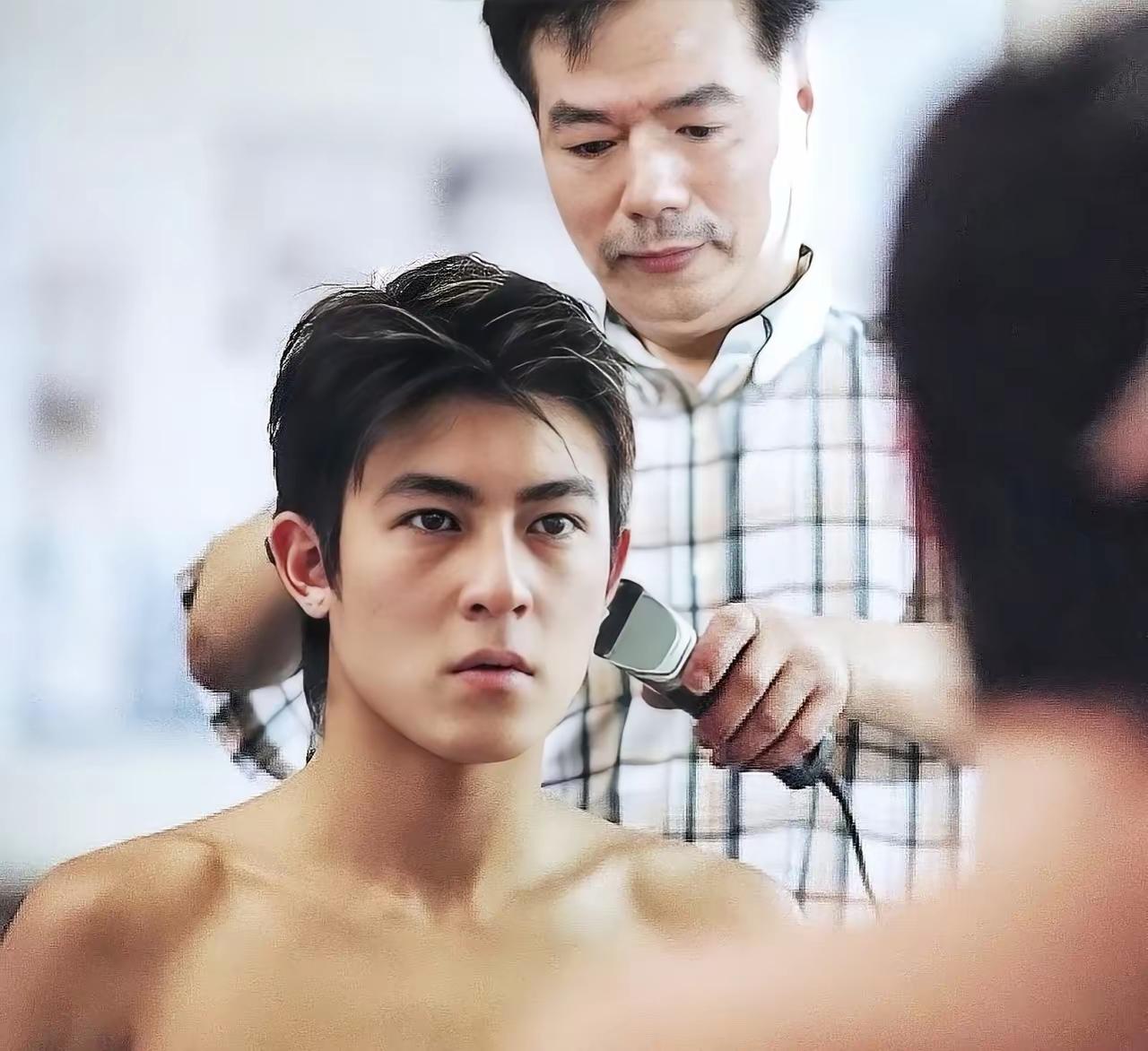 说真的，过去那么久了，再看年轻时的陈冠希，是真帅。无论长发还是平头，都是贼帅，