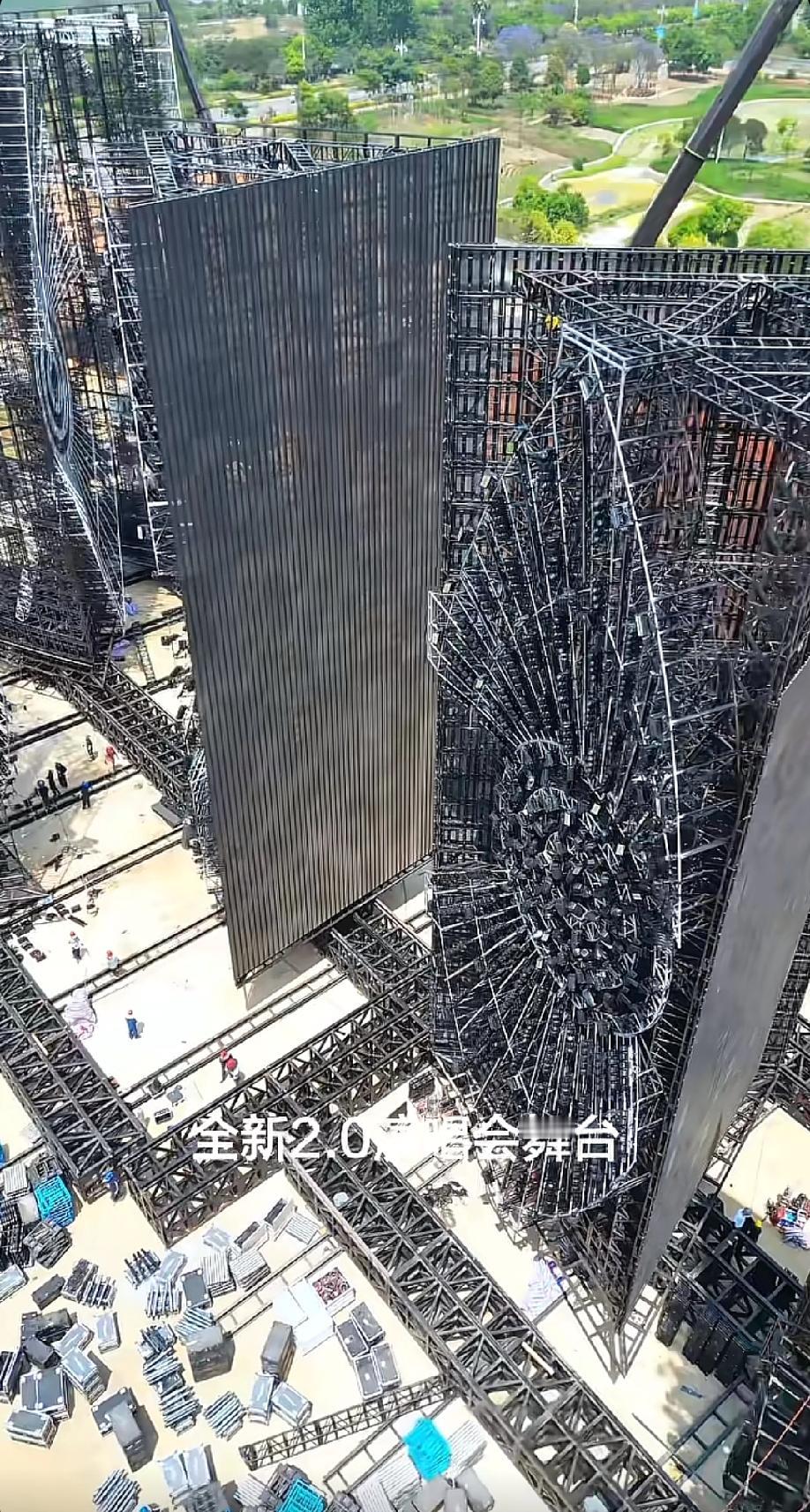 这个演唱会场地不错，感觉很高档。以后想看演唱会可以去云南了。