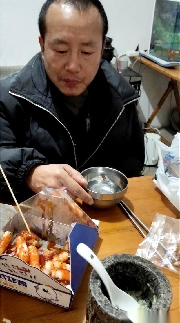 我弟脑出血整整三年，我一直以为是洗澡没注意，着了凉。直到昨天晚上，我正给他削苹