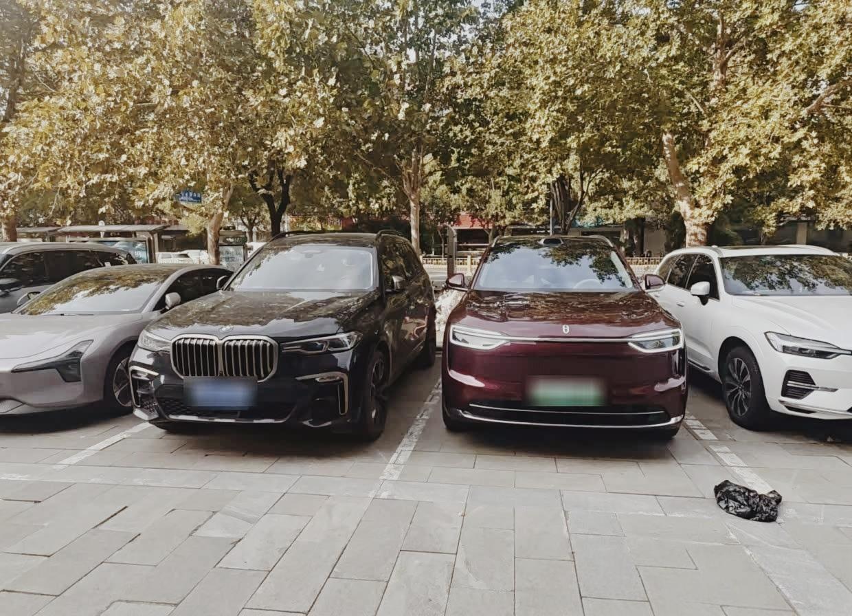 那天在停车场，邻居盯着我的问界M7看了好久，最后忍不住问：“这车到底值不值三十多