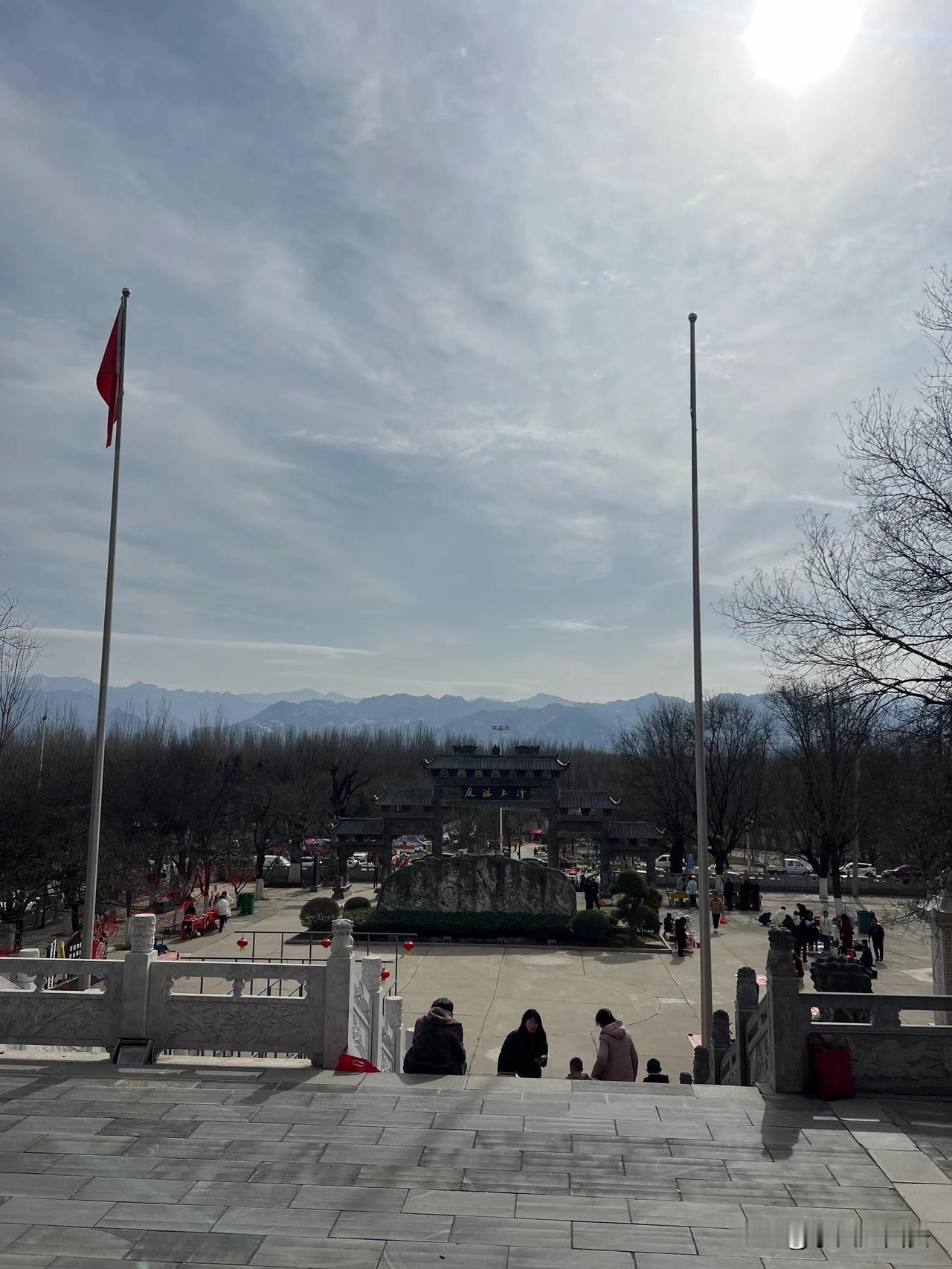 香积寺附近的天空与市区的天空对比今天下午站在香积寺的山门前遥望秦岭山脉山