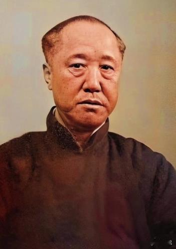 1949年北平解放，载沣将家人全部叫到一起，废除王府沿袭多年的请安制，然后对家人