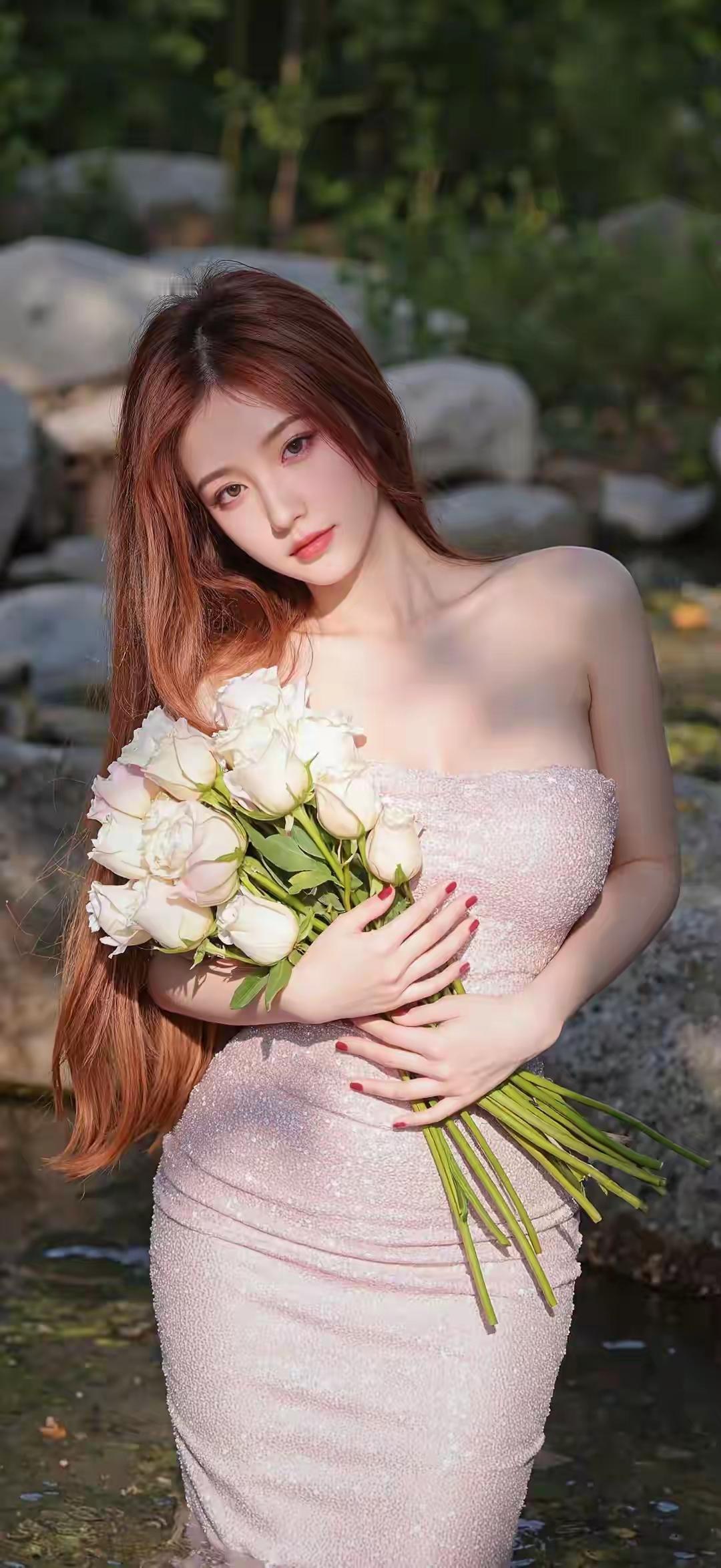 其实我也是一个无趣的人、无趣到时常一个人看山，看树，看花开，等风起，追日落。