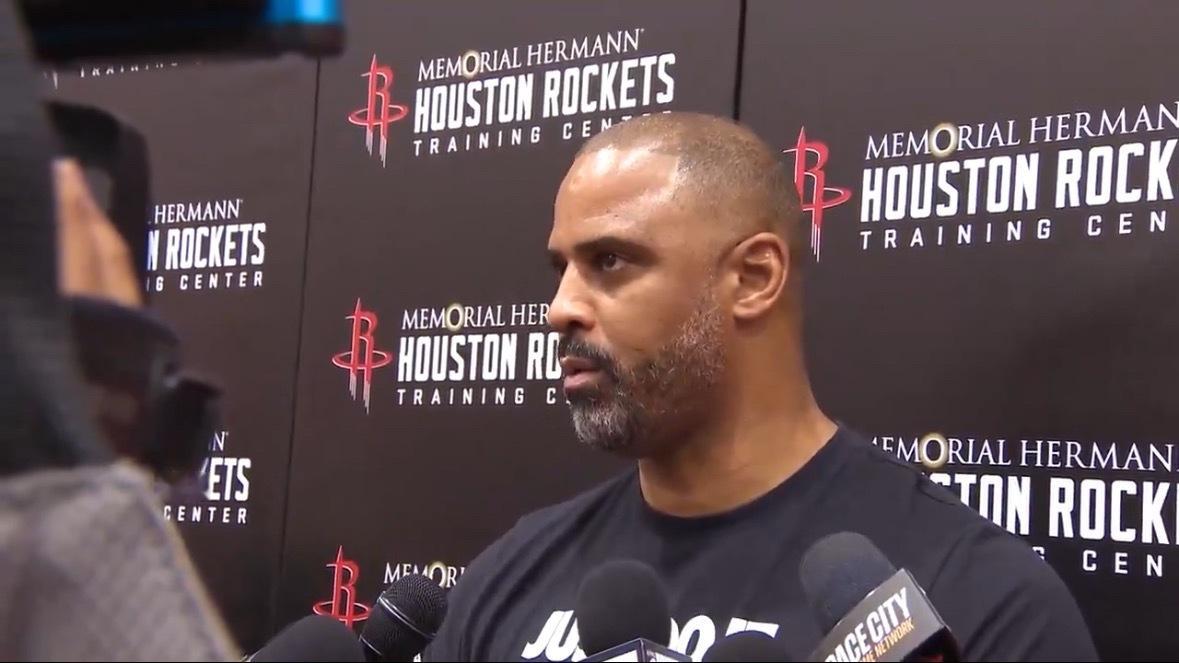 火箭主帅乌度卡今天在训练结束后接受了采访。谈到揭幕战对阵卫冕冠军雷霆的首要任务，