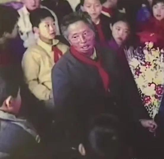 1971年，黑龙江一退伍老兵去打油，偶然瞥见油票印章上的名字，大惊失色。原部队军