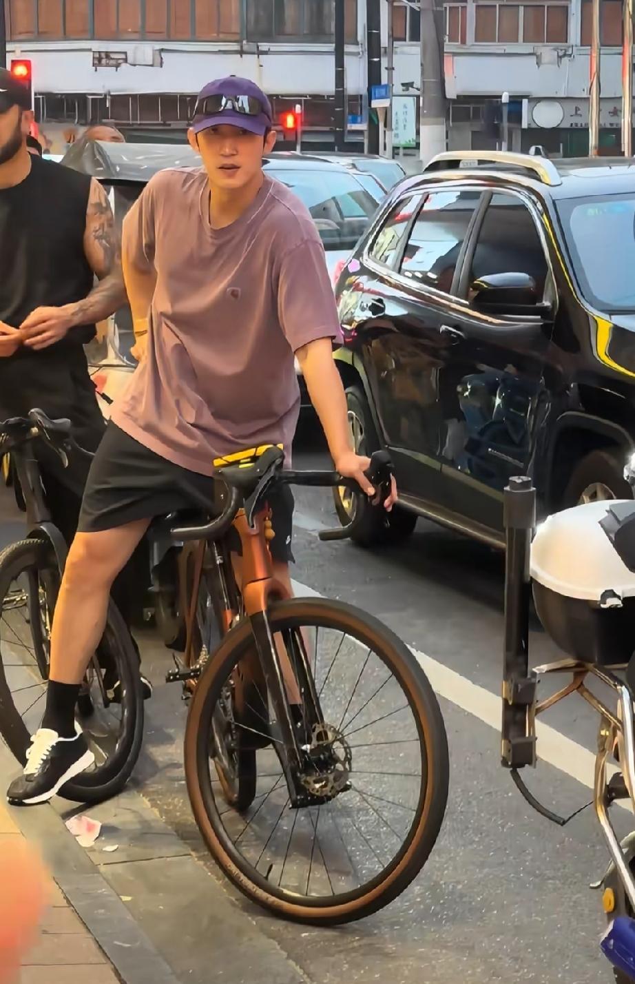 好激动啊！太开心了。出去逛街在马路上偶遇超级男神，我敢说，论颜值的话，娱乐圈他排