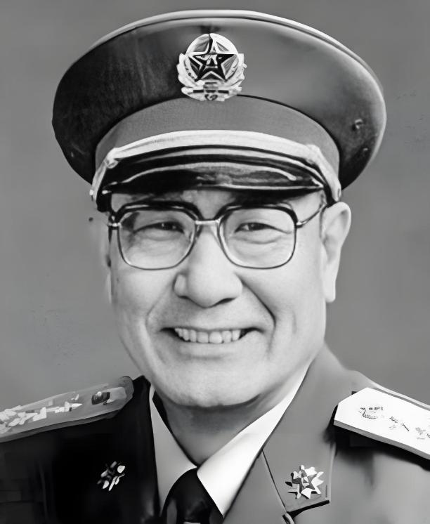 1948年，沈阳战俘营。一个16岁的国民党俘虏抹着眼泪往人群后头缩，想领路费回家