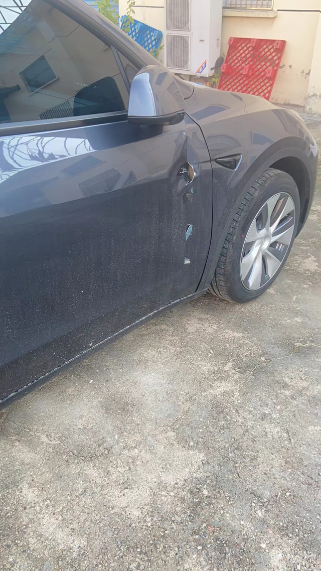 提车一个月喜提一血还是暴击各位大佬，求教一下，我车停单位，被送货的三轮车倒车暴