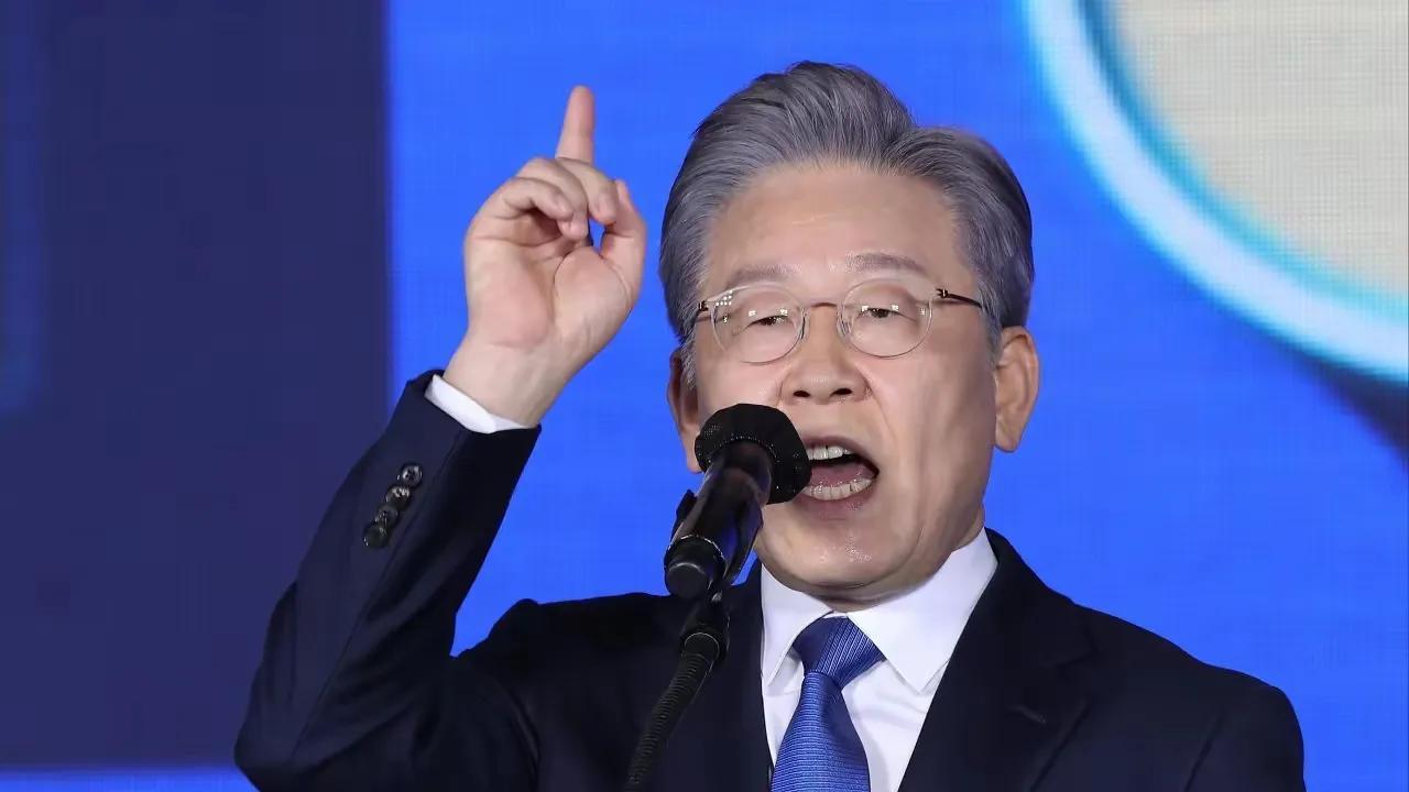 韩国，别再装糊涂了，这回中国是真的翻脸了。抗议者围堵中国驻韩使馆，喊口号、砸