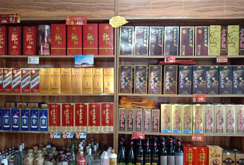 “还敢卖假酒吗！”2024年4月，北京通州，一男子花了13200元购买了12瓶高
