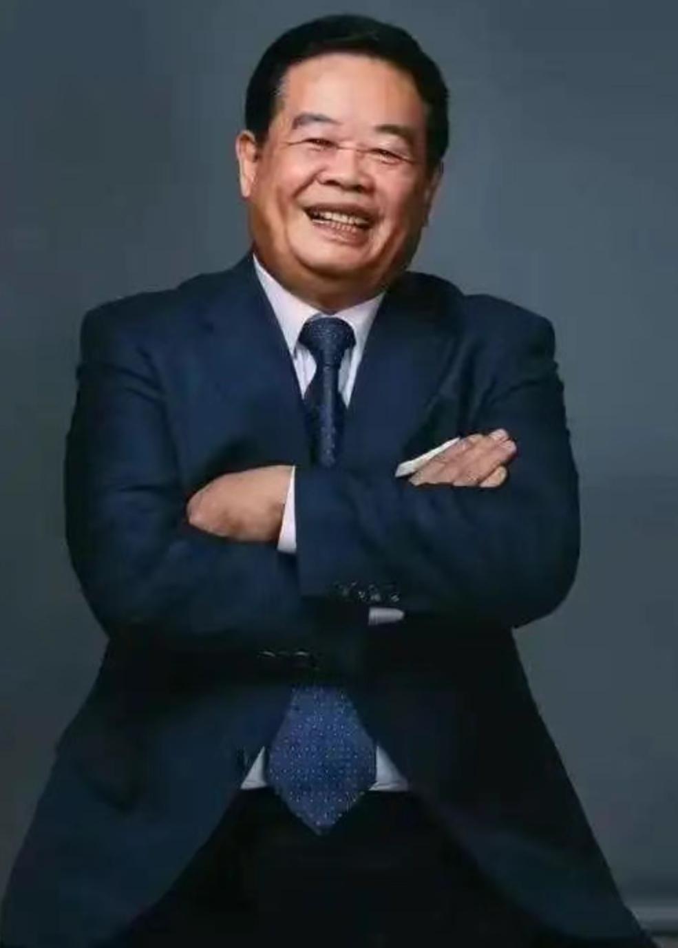 曹德旺退居二线，曹晖子承父业掌舵福耀玻璃。这个对员工苛刻，自己却住着大别墅的慈善