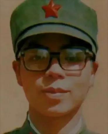 1984年，22岁的士兵陈洪远在老山地区迷路后，误入一个山洞。黑暗中，他发现洞内