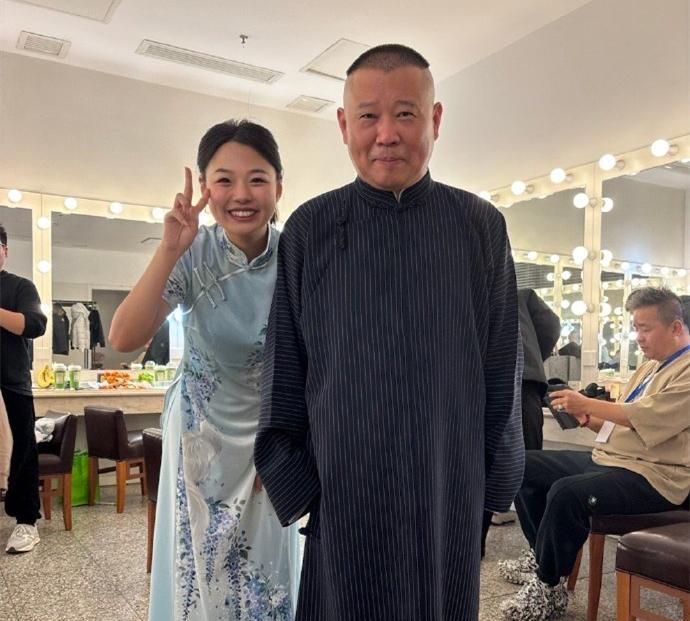 德云七队下周继续在三庆园演出，孙九香给郭霄汉捧哏，赵芸一缺席一周的演出。赵芸一去