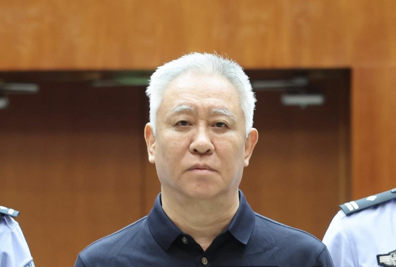 大家发现没有，许家印连眉毛都白了，68岁白头不稀奇，但68岁连眉毛都白了，少见！