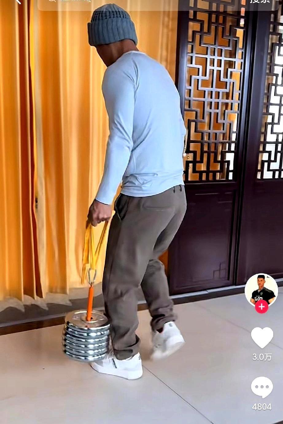 赵鸿刚扇耳光大赛输了后，总算不抱传统武术的幻想了。以前练的通背拳花架子，在这种讲