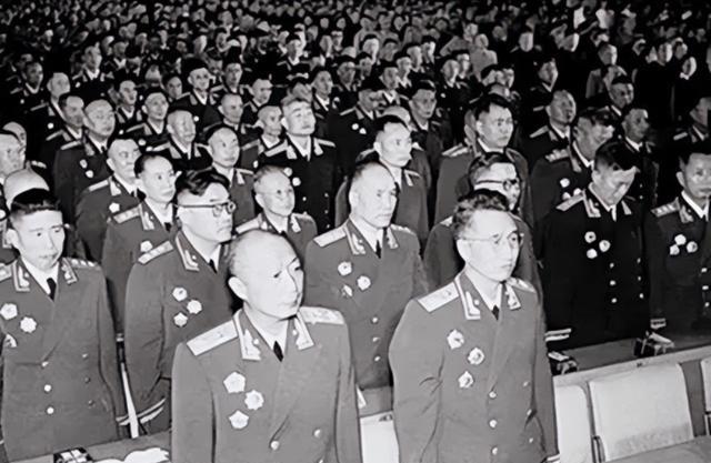 1955年，授勋前夕，叶剑英元帅检查授勋人员名单时，突然面色一沉，指着上面两个人