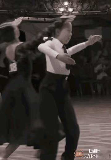 小孩子学舞蹈，感觉没啥大用处，在所有的艺术门类当中，舞蹈的艺术生命是最短暂的，完