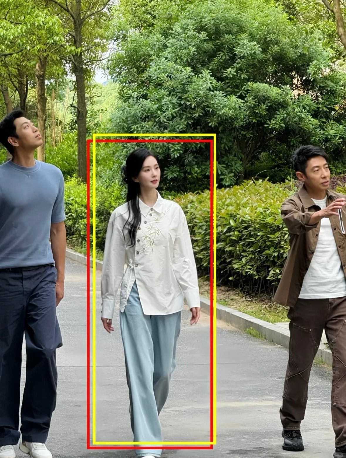 不是，她节目生图长这样？姐姐美的好轻松啊~生图白嫩成这样不像话，远远的都好上镜[