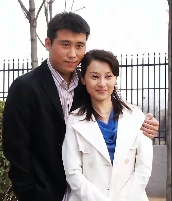 大家快给我看看大明星李乃文搂的这个美女是谁？真的太有气质，太美了吧。真的看着好温